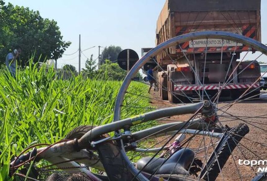 Bicicleta ficou destruída e ciclista corre risco de morte - Crédito: André de Abreu