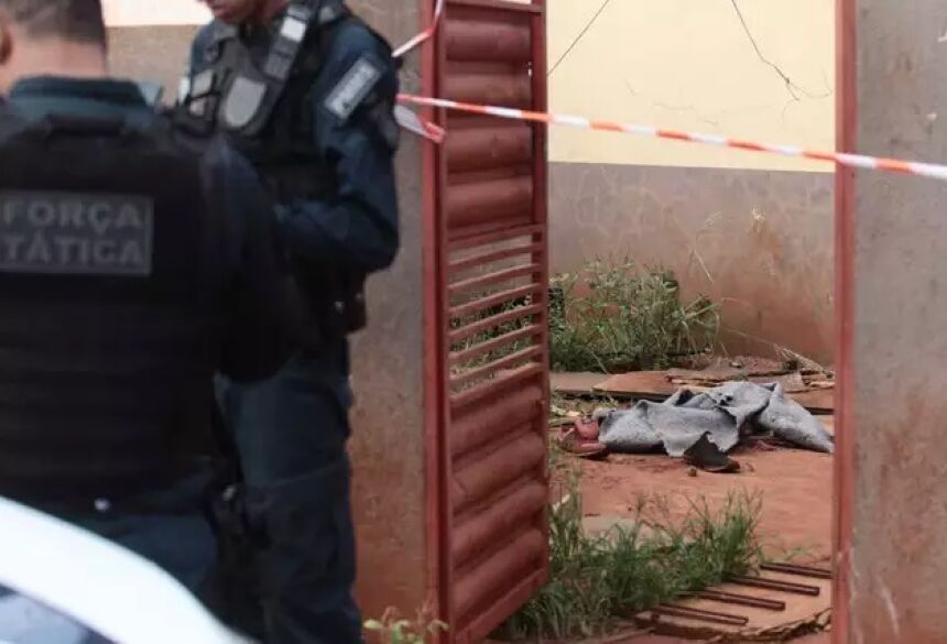  Policiais militares em frente a casa onde homem foi encontrado morto (Foto: Marcos Maluf) - CREDITO: CAMPO GRANDE NEWS