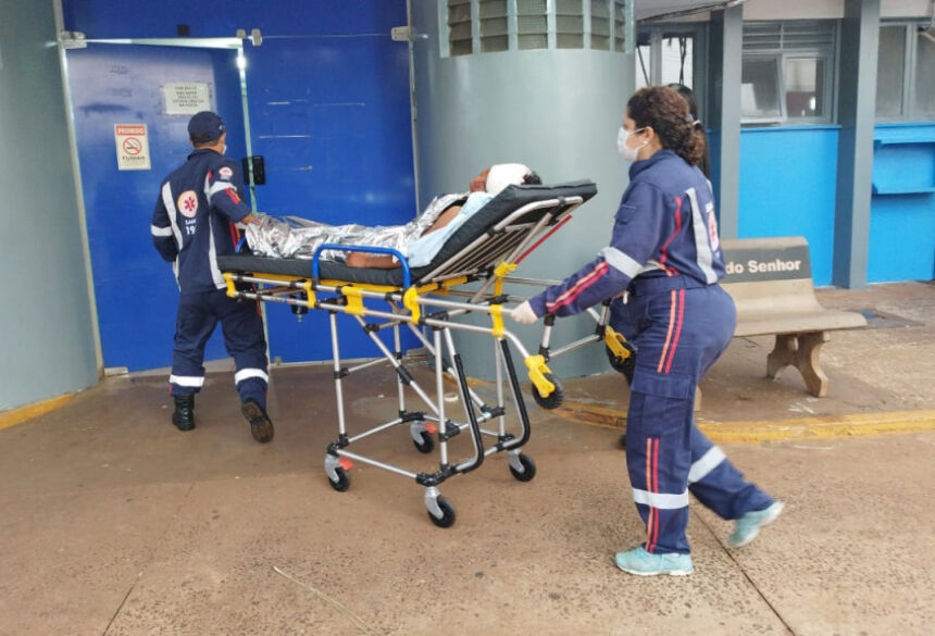 Adolescente foi levado para o Hospital da Vida; Foto: Sidnei Bronka/Ligado Na Notícia