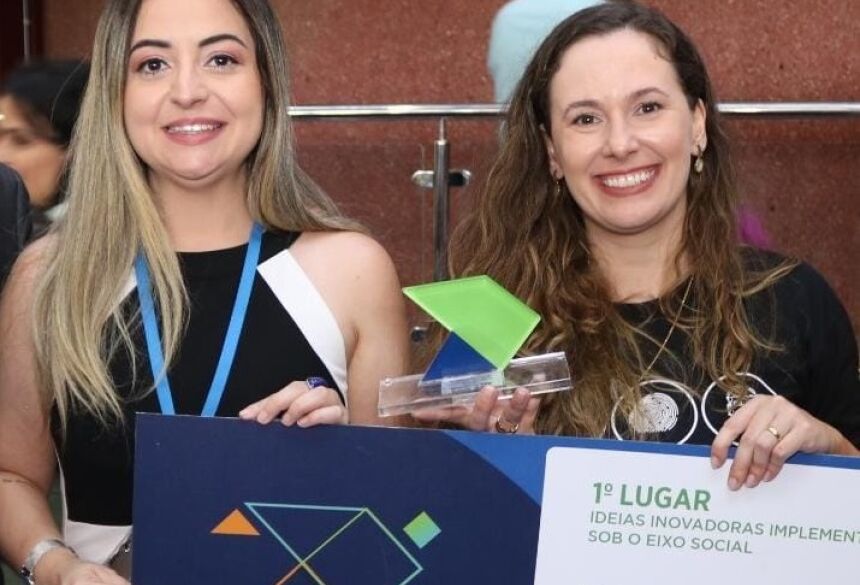 Danielle Bueno, presidente do Sinpap/MS com Maira Cappi, ganhadora do prêmio por inovar com inclusão