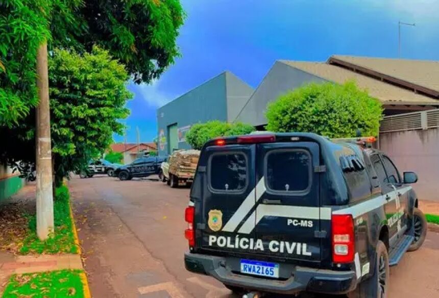 Policiais na Rua Aquidauana, onde ocorreu a troca de tiros. (Foto: Babalizando MS) - CREDITO: CAMPO GRANDE NEWS