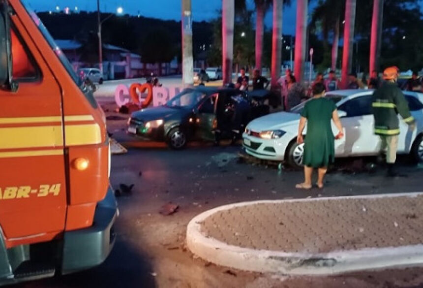 FOTO: DIÁRIO CORUMBAENSE - Acidente envolveu três veículos na madrugada