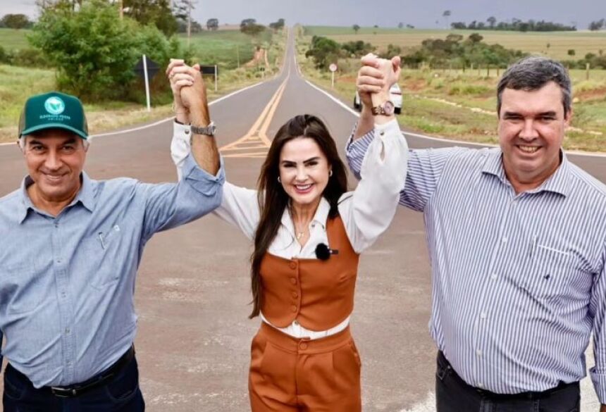 Com o governador Eduardo Riedel e o ex-governador Reinaldo Azambuja na inauguração do trecho da MS-295, em Eldorado