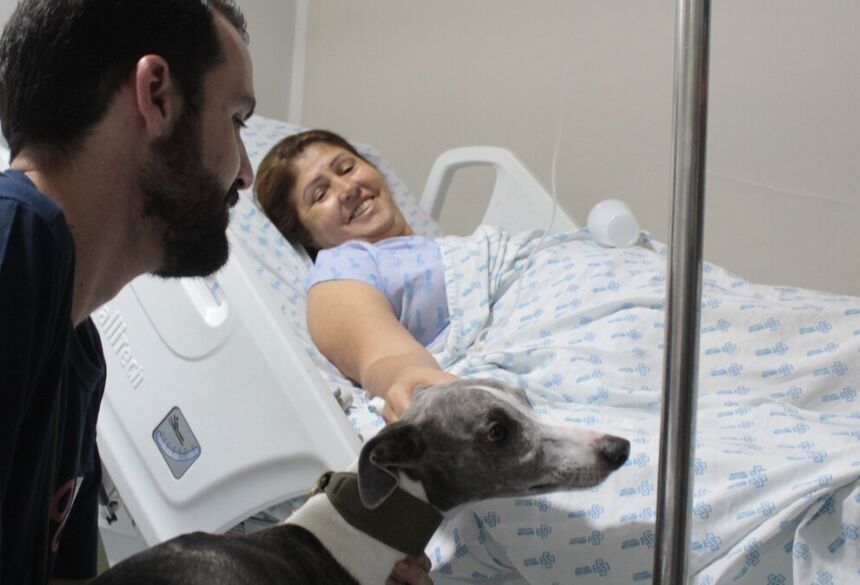 Sandra Regina disse que não tinha sorrido no hospital, mas com a visita de Flik ela voltou a sorrir (Foto: Luiz Alberto)