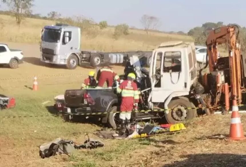 Socorristas da CCR MSVia fazendo o resgate das vítimas (Foto: Direto das Ruas) - CREDITO: CAMPO GRANDE NEWS