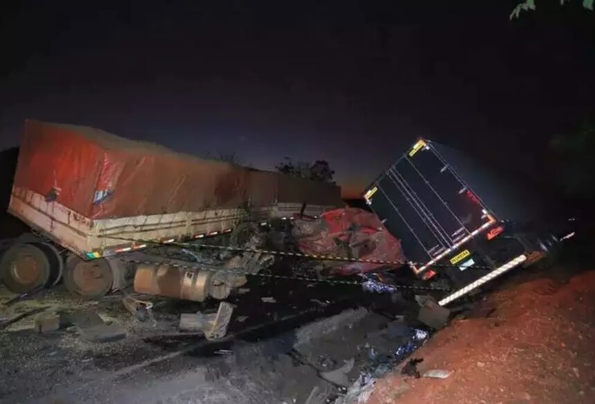 Carretas envolvidas em acidente neste domingo na BR-163 (Foto: Paulo Francis) - CREDITO: CAMPO GRANDE NEWS