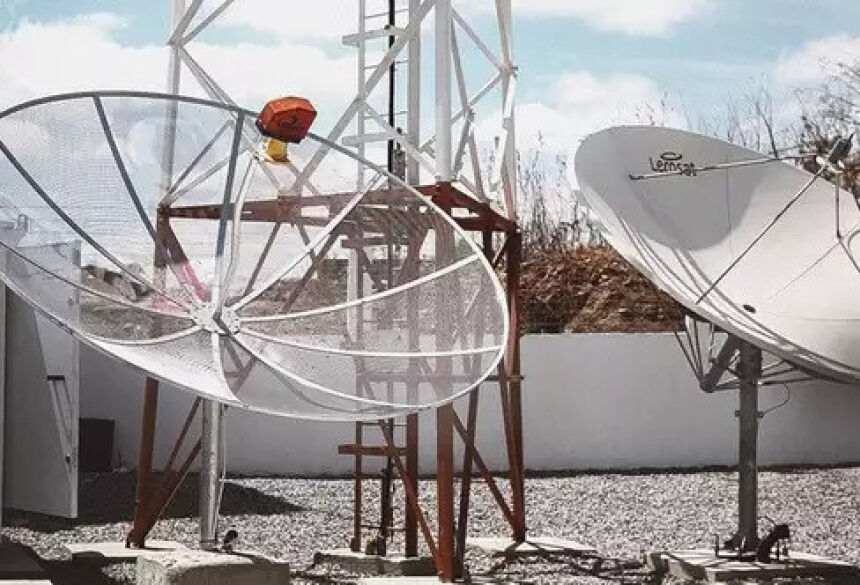 Antena parabólica instalada na área externa de uma empresa. (Foto: Arquivo/Agência Brasil) -