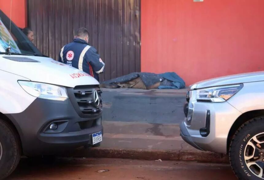 Morador em situação de rua, com coberta molhada, encontrado morto no dia mais frio do ano, na Rua Vaz de Caminha (Foto: Osmar Veiga) - CREDITO: CAMPO GRANDE NEWS