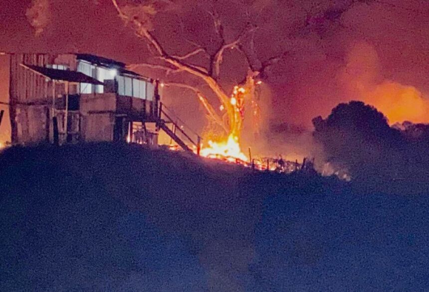 Casa cercada pelo fogo próximo a ponte sobre o rio Paraguai - FOTO: Diário Corumbaense