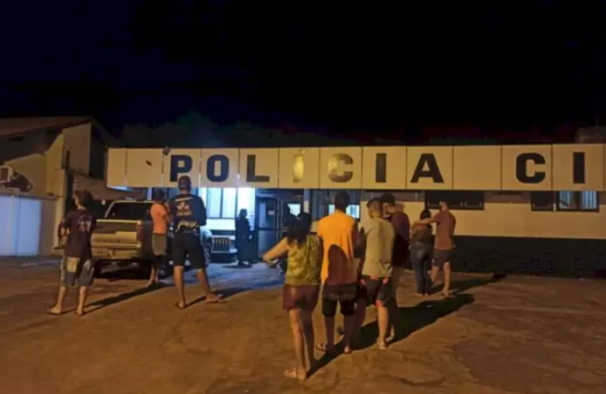 Movimentação em frente a delegacia de polícia em Itaporã 