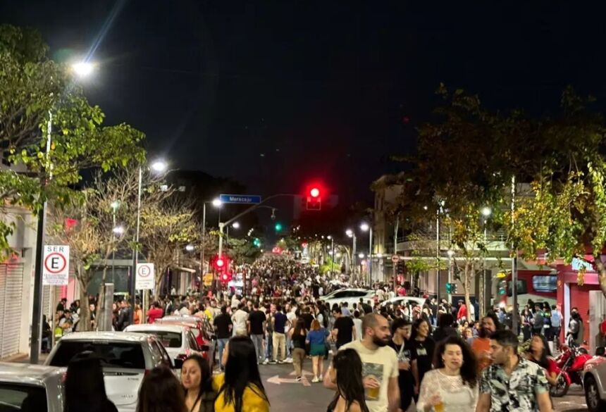 Frequentadores no primeiro dia de fechamento da Rua 14 de Julho