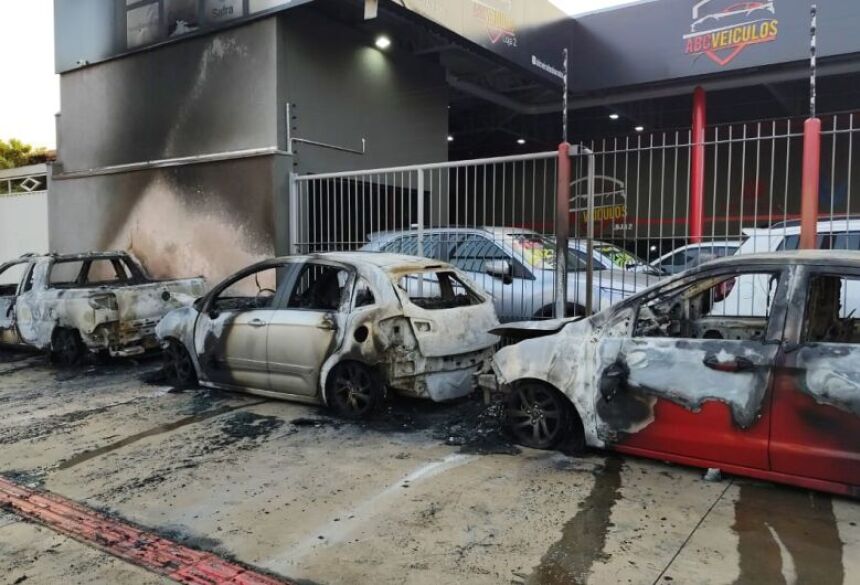 Incêndio criminoso destrói cinco veículos em garagem - Crédito: Dourados News