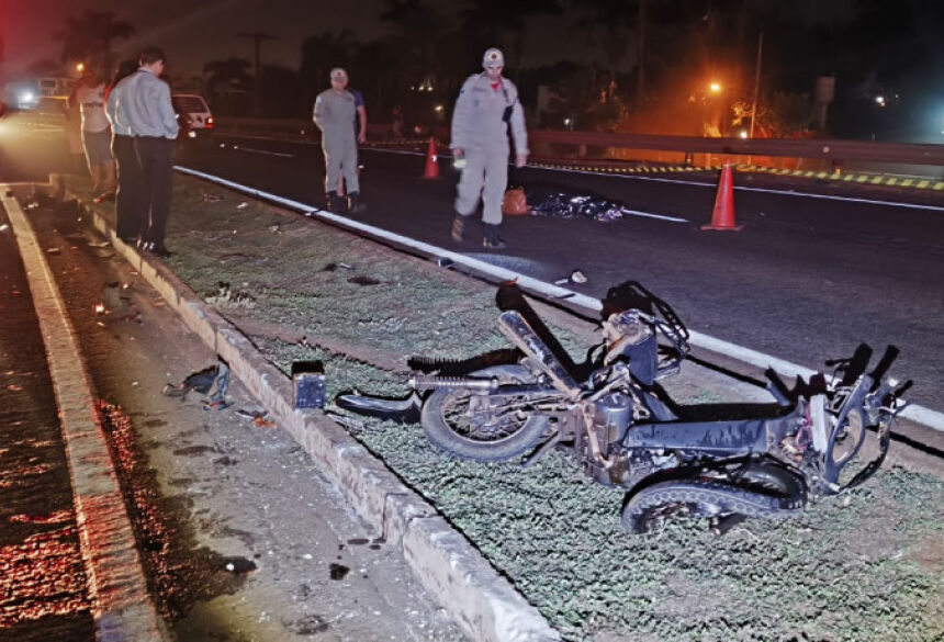 Motocicleta da vítima ficou totalmente destruída após o acidente; Foto: Sidnei Bronka/Ligado Na Notícia