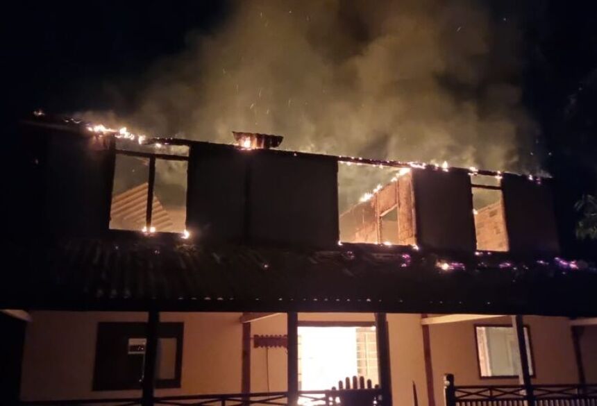 Sede de fazenda consumida pelo fogo / Corpo de Bombeiros / O Pantaneiro