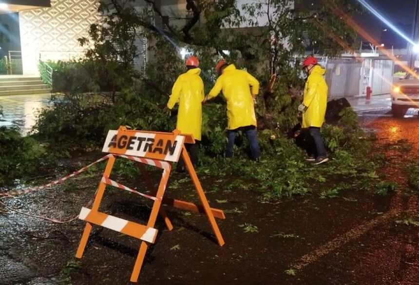 Equipes da prefeitura em trabalho pela cidade 