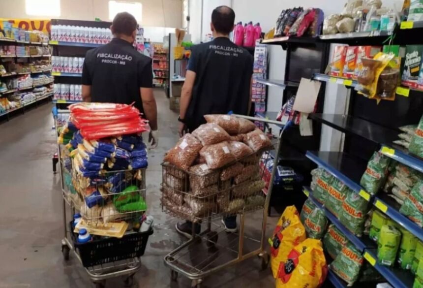 Equipes encontraram mercadorias com prazo de validade expirado e produtos de fabricação própria sem rótulos