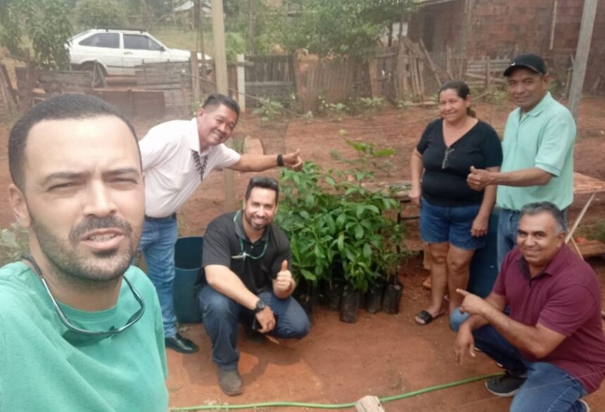 Equipes da Agraer e da Secretaria da Cidadania ao lado das lideranças da comunidade indígena Água Bonita, preparando as mudas.