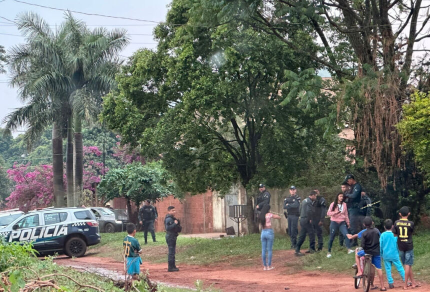 Homem estava foragido da Justiça e recebeu os policiais a tiros