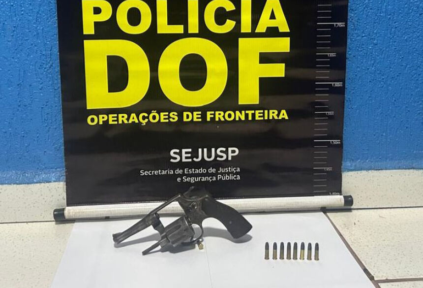 Arma e munições apreendidas