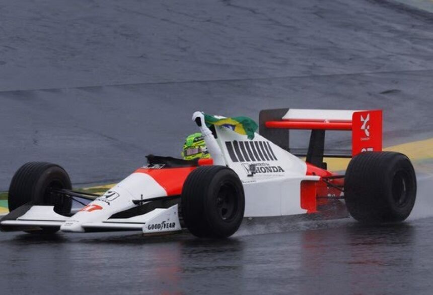 Lewis Hamilton pilota carro histórico de Senna no GP de São Paulo 2024 