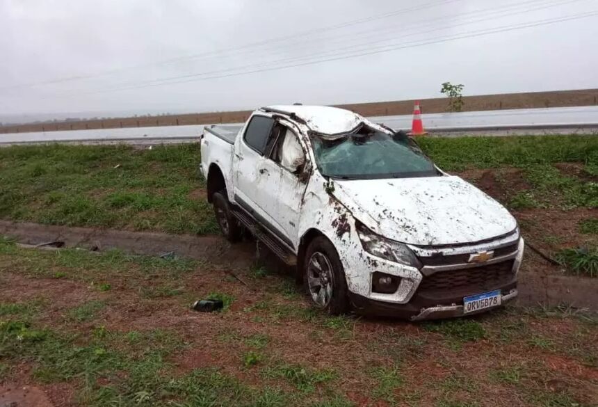 Caminhonete do prefeito de Sonora parou às margens da rodovia (Foto: Idest) 