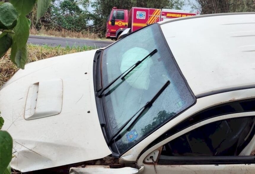 Carro que era conduzida pela vítima. Foto - Corpo de Bombeiros