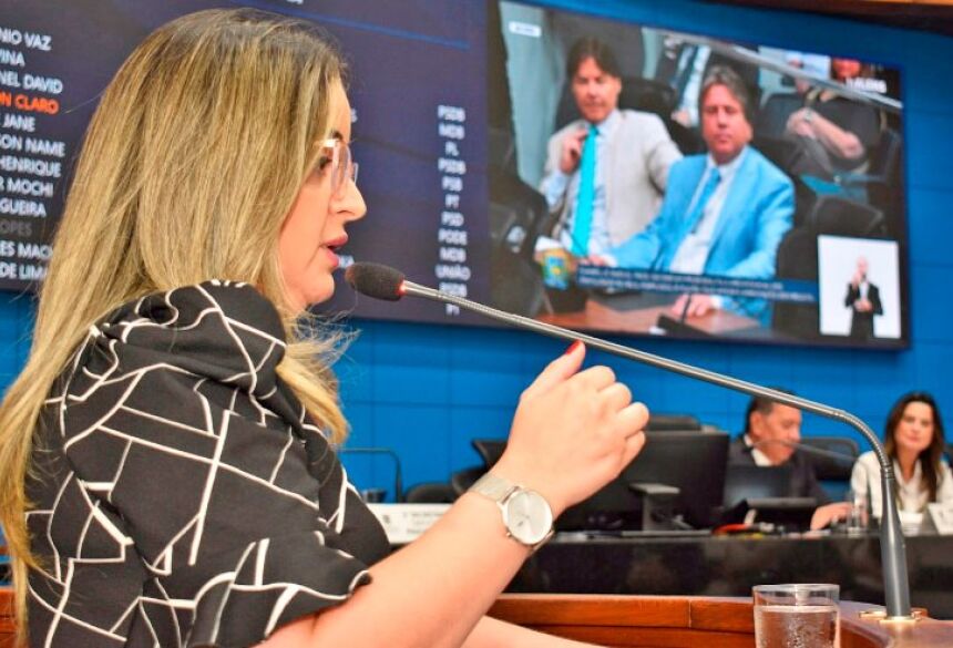 Danielle Bueno, presidente do SINPAP/MS, discursa na tribuna da Assembléia e agradece aprovação unânime da "Lei do Reconhecimento"