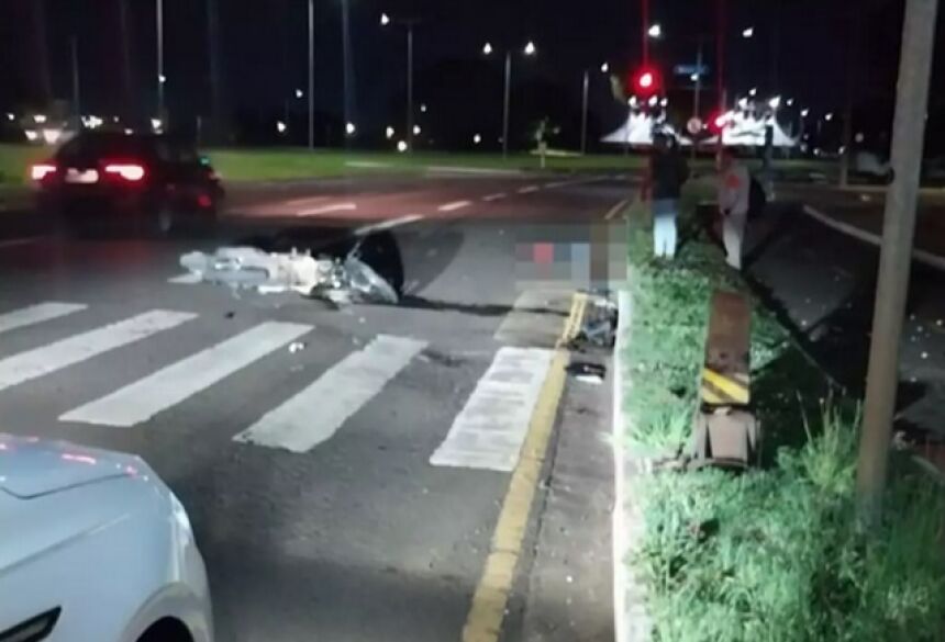 Vítima caída na avenida após a colisão (Foto: Divulgação)