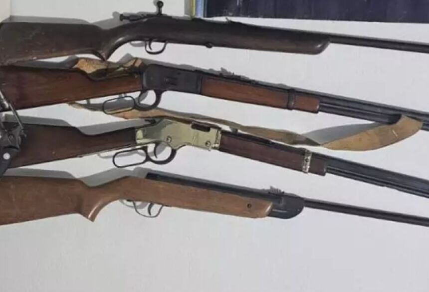 Armas apreendidas na fazenda onde jovem foi resgatada (Foto: Divulgação | PMMS) 