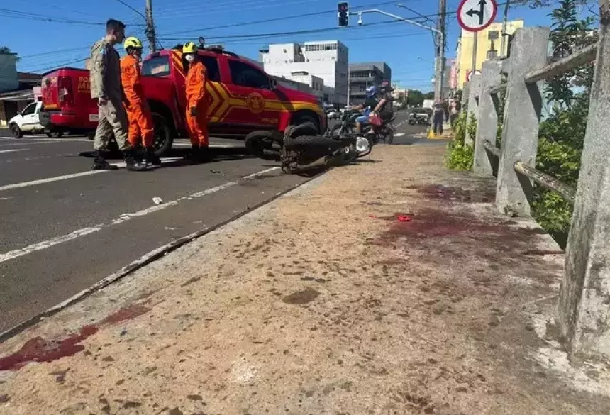 Com o impacto, as duas motos ficaram destruídas; Foto: Campo Grande News