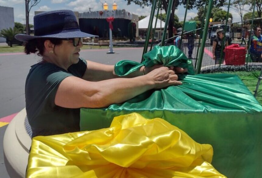 Em fotos de 2023, Primeira dama Neres participando diretamente na montagem do Natal Luz de Jateí