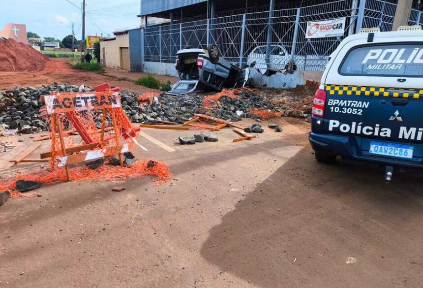 Motorista perde controle e invade muro de loja em desvio de obra na Avenida Ernesto Geisel / Itamar Buzzatta