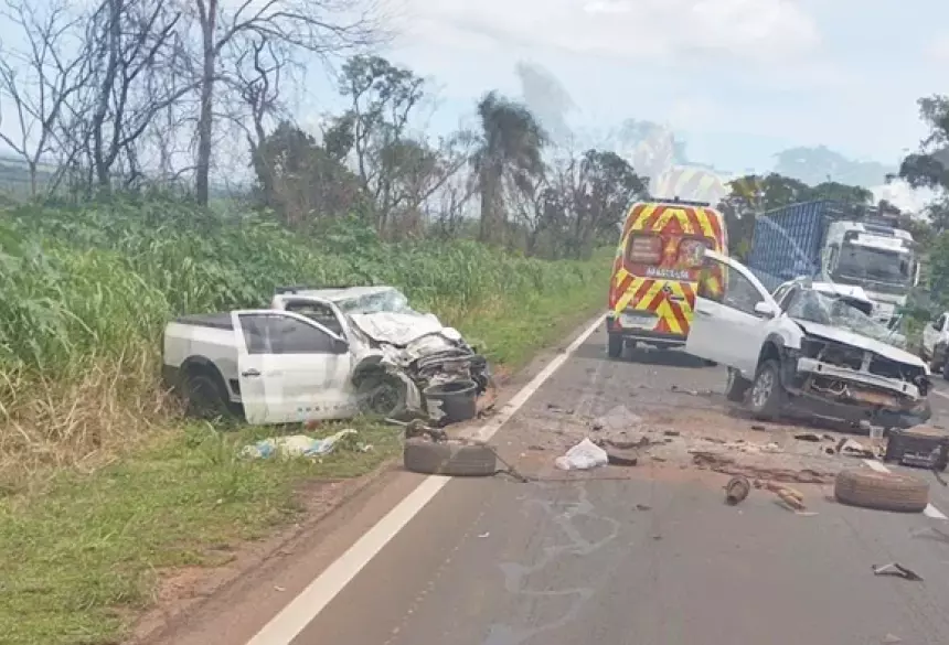 Veículos bateram de frente. Foto: Reprodução / WhatsApp redação