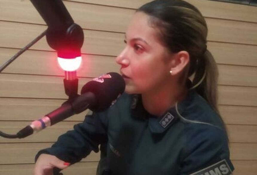 A Major Gabriella Fernandes, comandante do 14&ordm; Batalhão de Polícia Militar, concedeu entrevista à Band FM 100,9 - (Foto: Band FM)