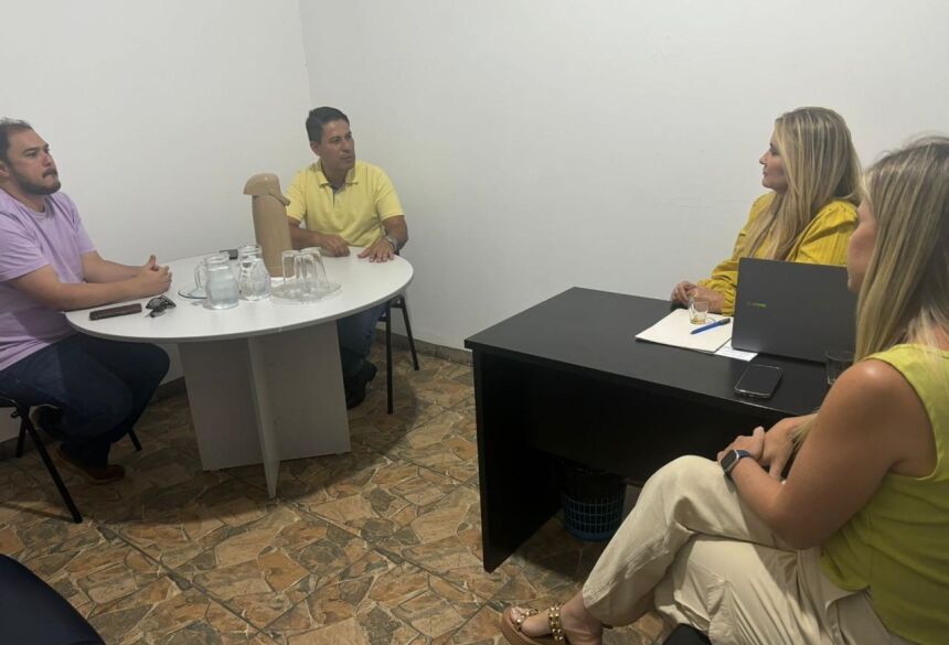 Em Rio Brilhante: Diretora Lívia, doutor Leonardo, prefeito Cléber e secretária Luçelda na reunião para tratar sobre atendimento em ortopedia para Vicentina