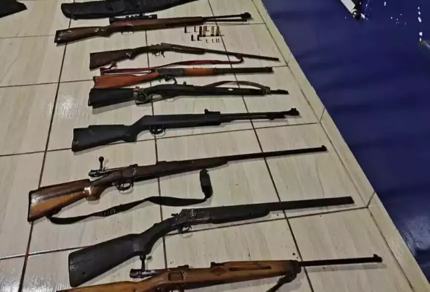 Armas encontradas com suspeito de agressões, em Sidrolândia