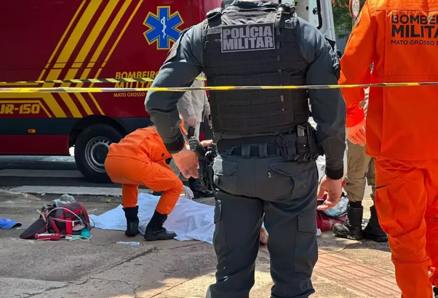 Corpo da vítima no chão e equipes da PM e bombeiros no local. (Foto: Marcos Maluf)