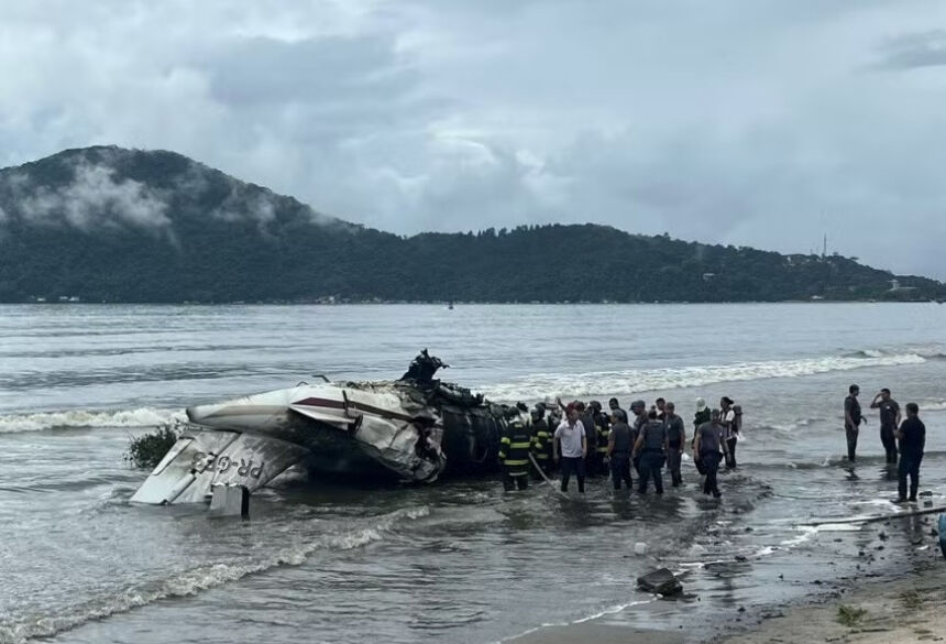 Avião de pequeno porte sofre acidente, em Ubatuba, no Litoral Norte de SP; Foto: João Mota/TV Vanguarda