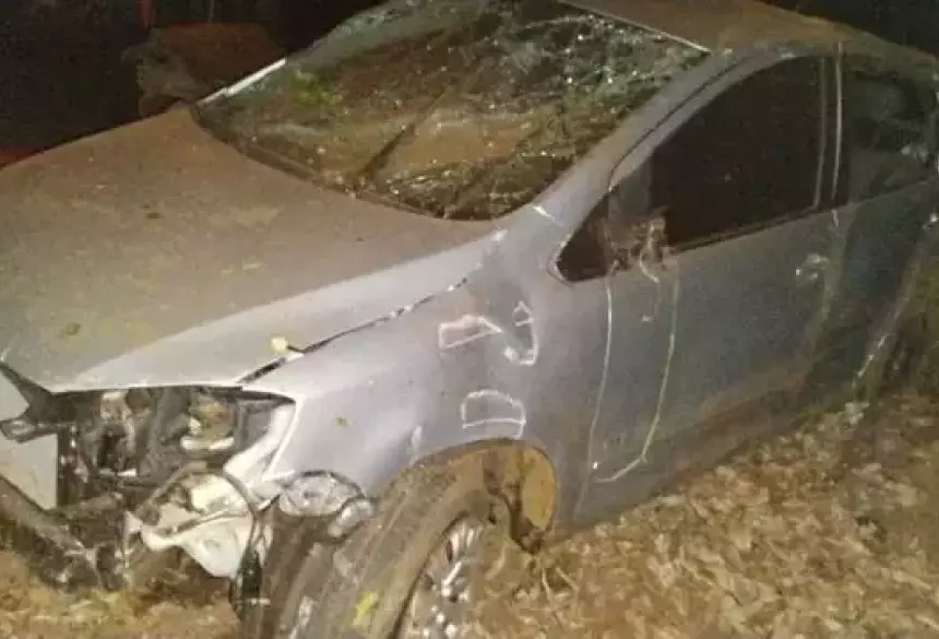 Carro ficou com a frente destruída; Foto: Nova News