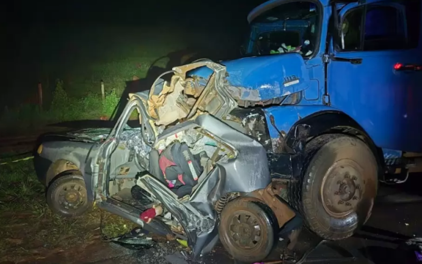 Carro virou uma "bola de papel" após a colisão - DIVULGAÇÃO/O Correio News