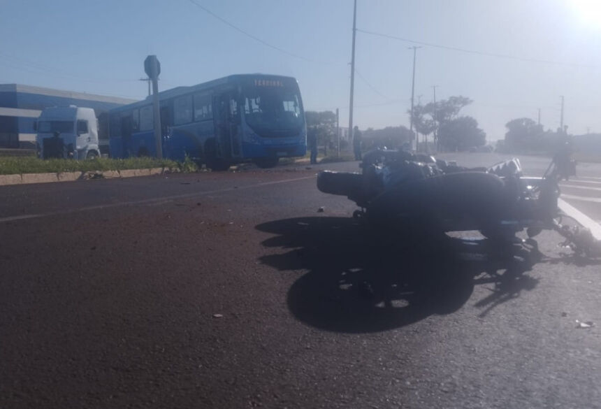 Motocicleta que era pilotada pela vítima e bateu na lateral do ônibus; Fotos: Leandro Holsbach/Alerta Dourados