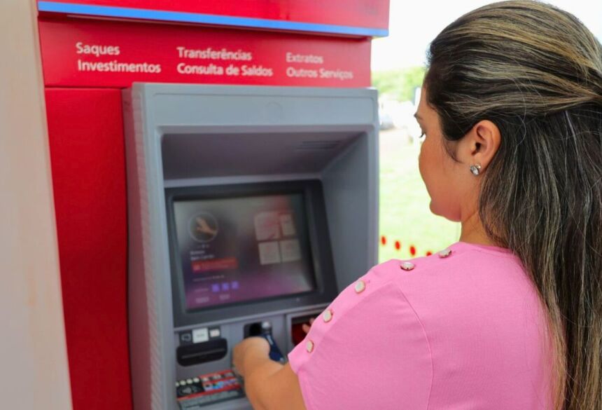 Folha de fevereiro foi depositada ontem e servidores do município já podem sacar salários nesta quinta-feira  Foto: A. Frota