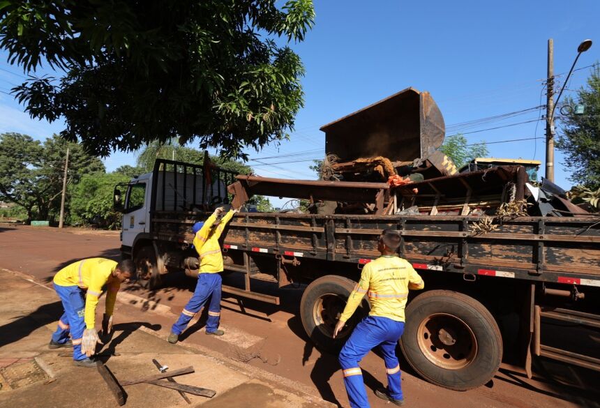 Ação de limpeza começou na segunda-feira e tem como proposta recolher mobílias e outros materiais em geral em desuso que estão acumulados no terreno dos moradores  Foto: A. Frota