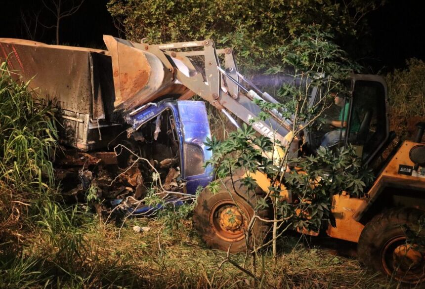 Carreta ficou destruída com a colisão. Foto: Divulgação/Corpo de Bombeiros de Amambai