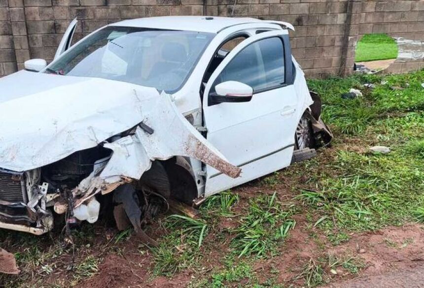 Veículo Gol ficou destruído / Itamar Buzzatta