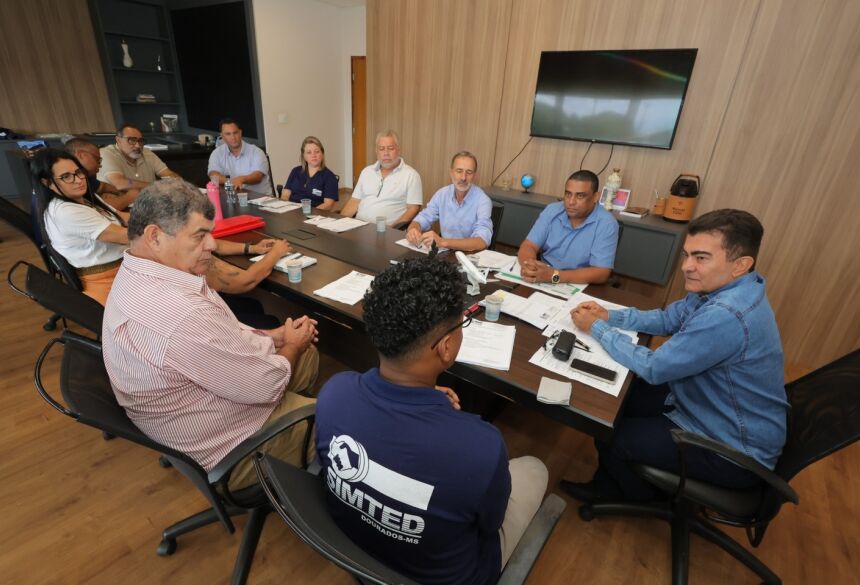 Prefeito Marçal Filho dialogou com servidores da Educação de Dourados. Foto: A. Frota