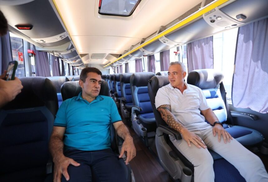 Prefeito Marçal Filho e Adilson Osiro, da GWA, no interior de novo ônibus que conta com ar condicionado  Foto: A. Frota