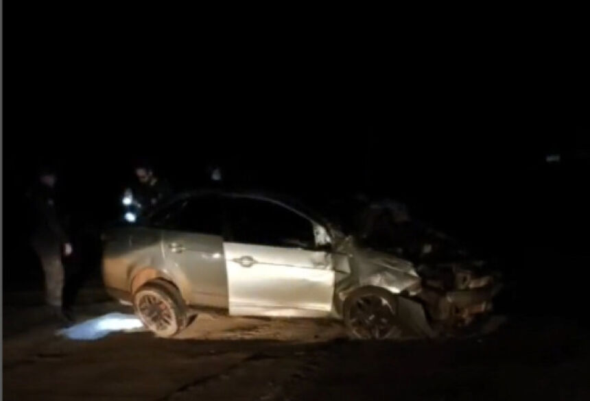 Veículo ficou destruído após capotar várias vezes 