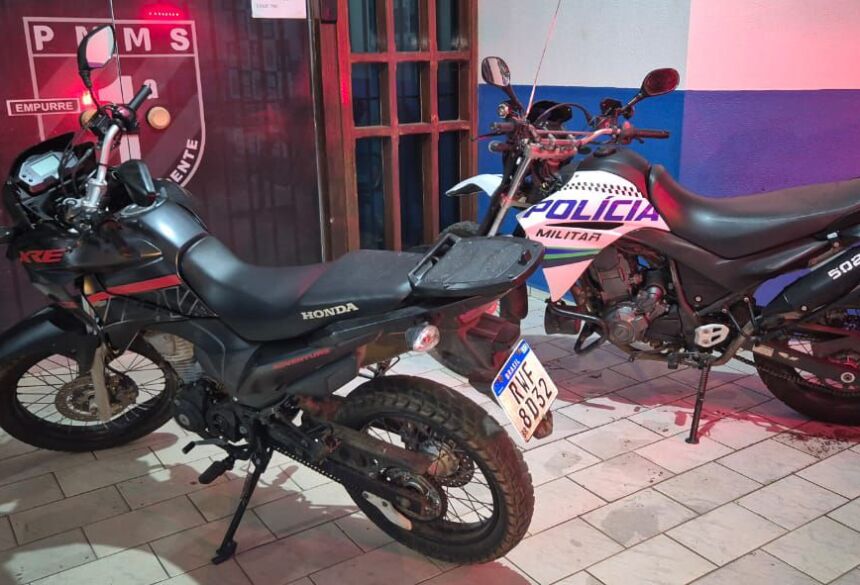  O suspeito abandonou a motocicleta e adentrou em um terreno baldio não sendo possível sua localização até o momento