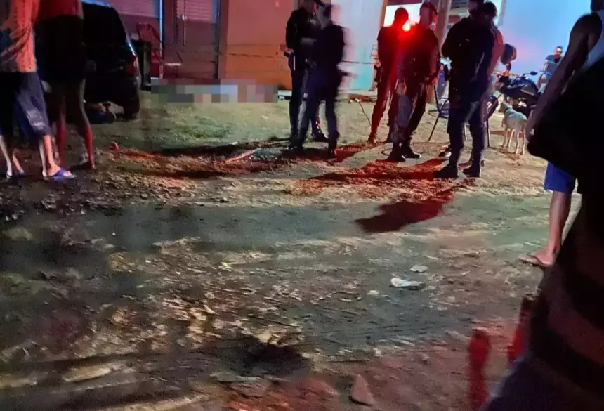 Marcelo caído em frente a casa onde foi atingido por tiros (Foto: Direto das Ruas)